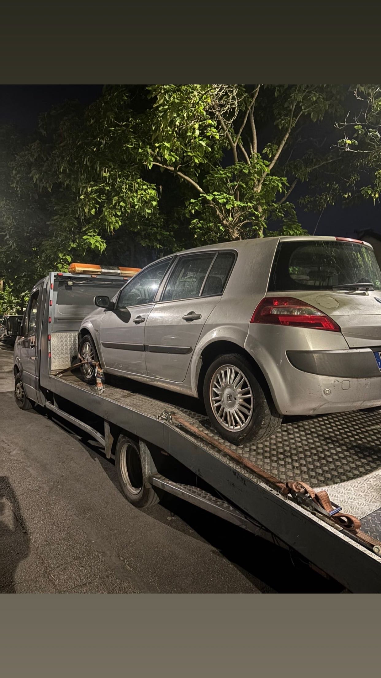 Véhicule chargé de nuit sur le camion plateau Épave Actif